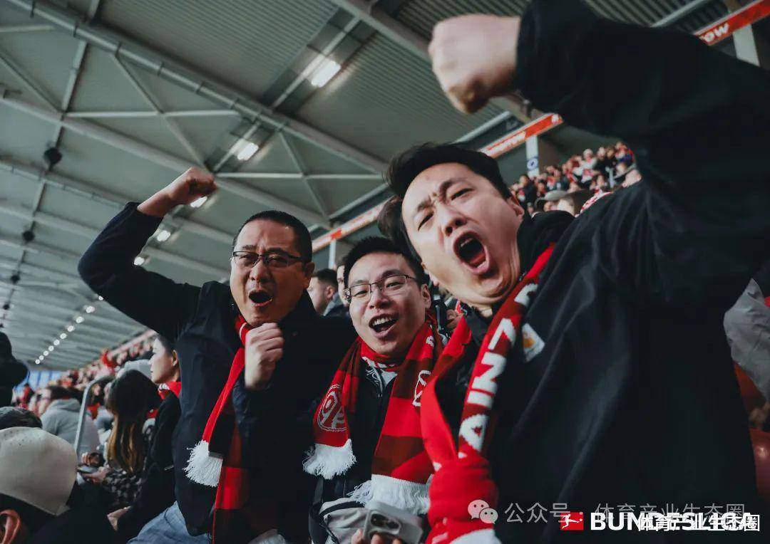足球狂热者聚集球场观战，助威无压力的简单介绍